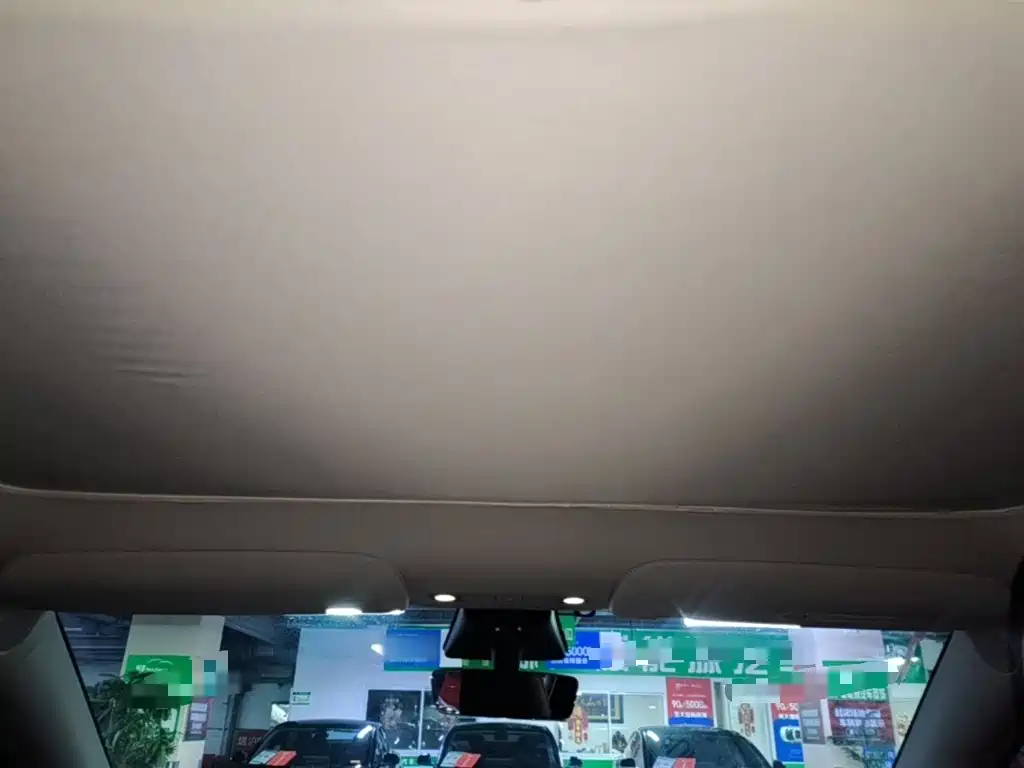 Tesla Model Y — миниатюра 18