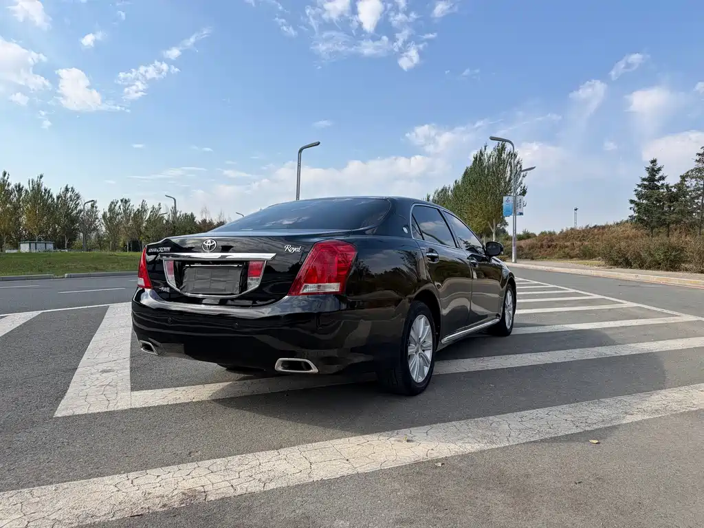 Toyota Crown — миниатюра 6