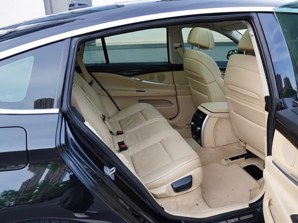 BMW 5 Series GT 535i Leading Type, фото 14