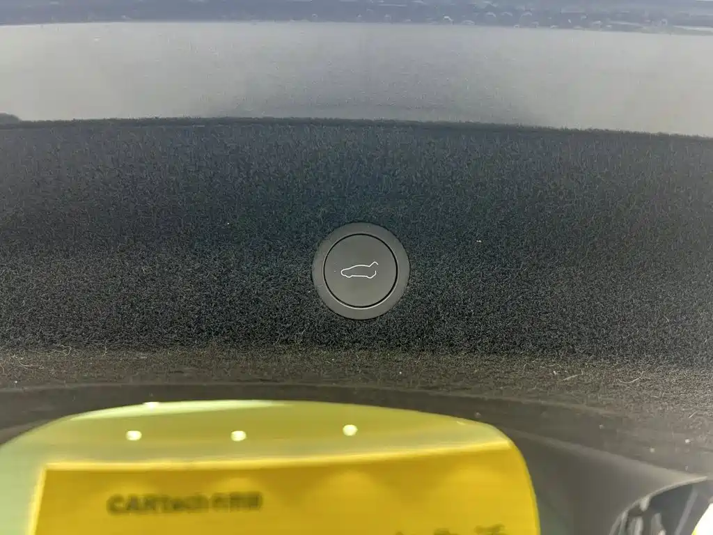 Tesla Model Y — миниатюра 9
