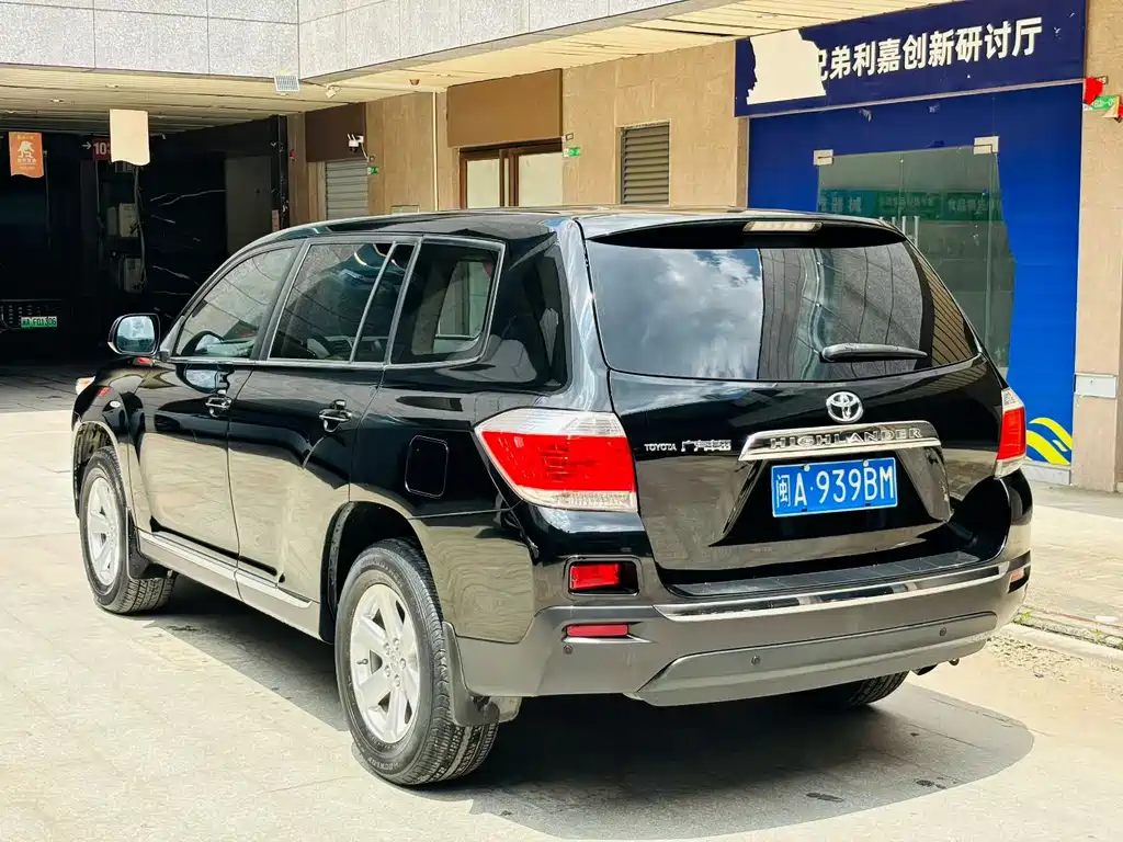 Toyota Highlander 2012 2.7L 5 мест Elite