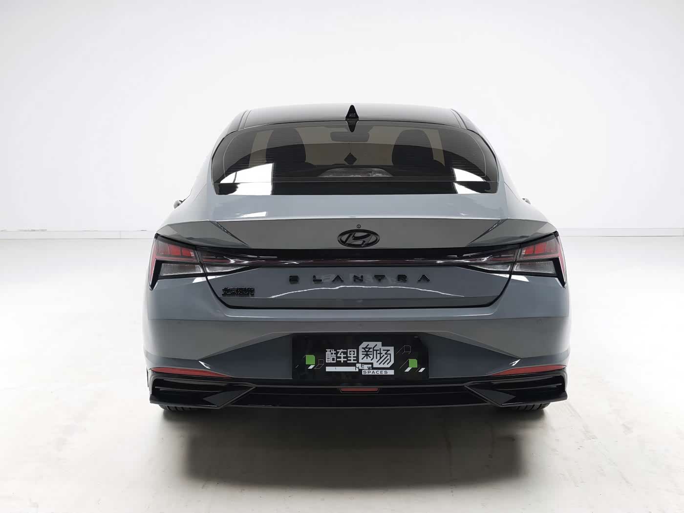Hyundai Elantra 1.5 л 2021 г. Серебристо-серый, пробег 35000 км
