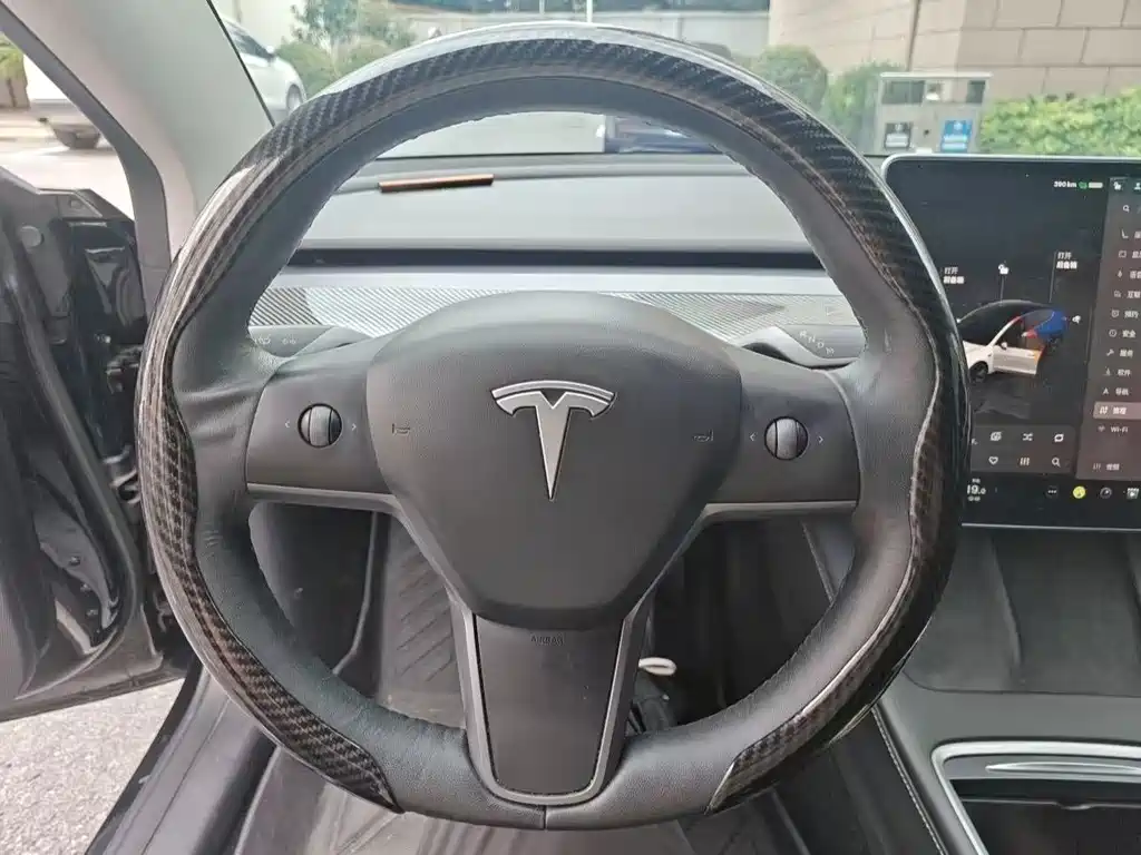Tesla Model 3 — миниатюра 6