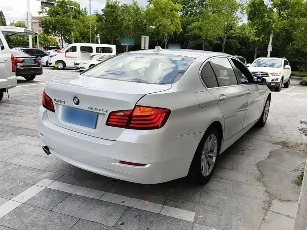 BMW 5 Series — миниатюра 7