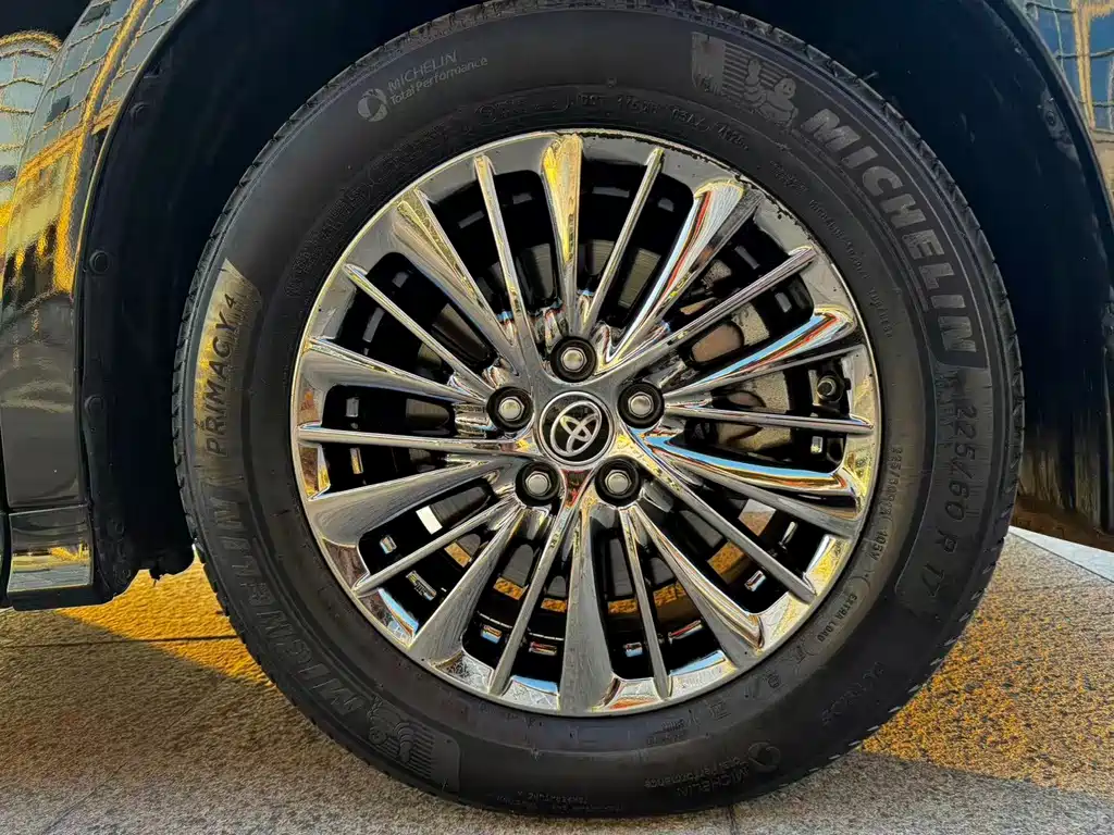 Toyota Alphard — миниатюра 17
