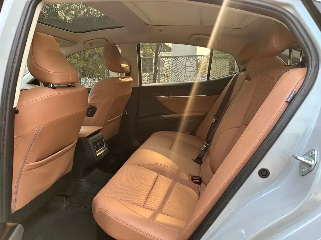 Toyota Camry — миниатюра 8