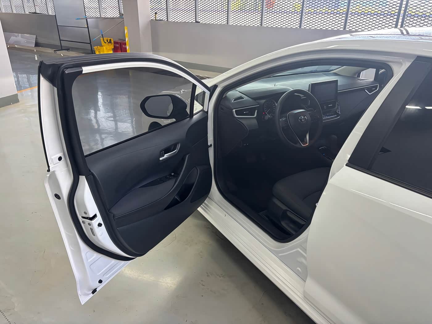 Toyota Corolla 1.2 л 2024 г. Белый, пробег 7000 км
