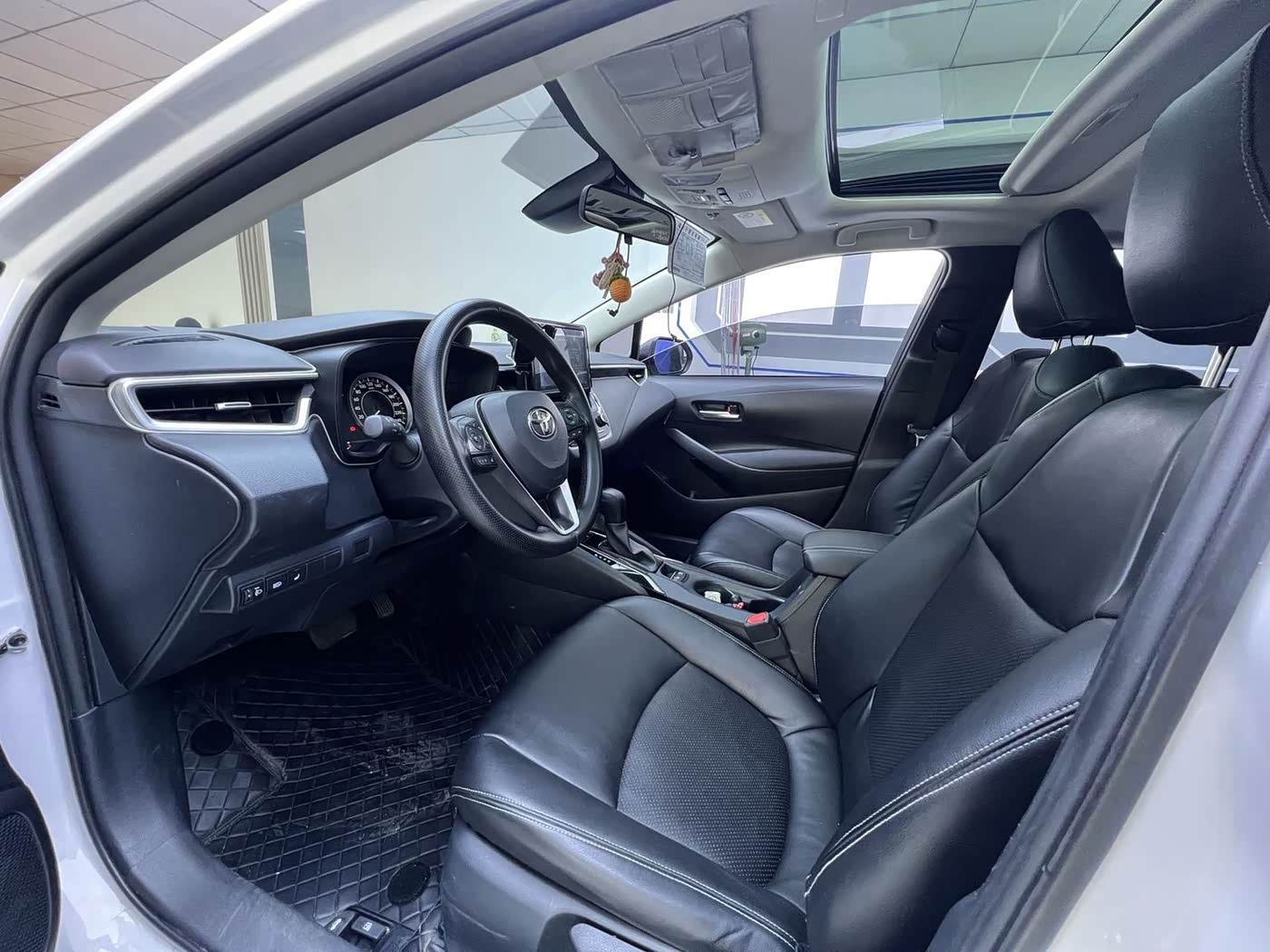 Toyota Corolla 1.2 л 2023 г. Белый, пробег 42000 км