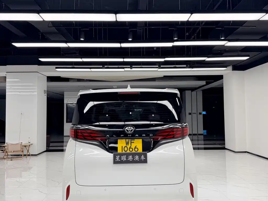 Toyota Alphard - фото 8
