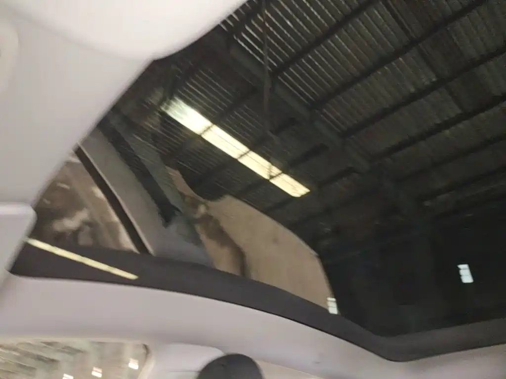Tesla Model Y — миниатюра 18