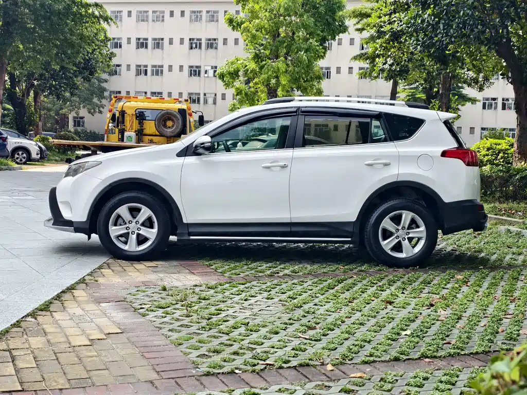 Toyota RAV4 — миниатюра 6
