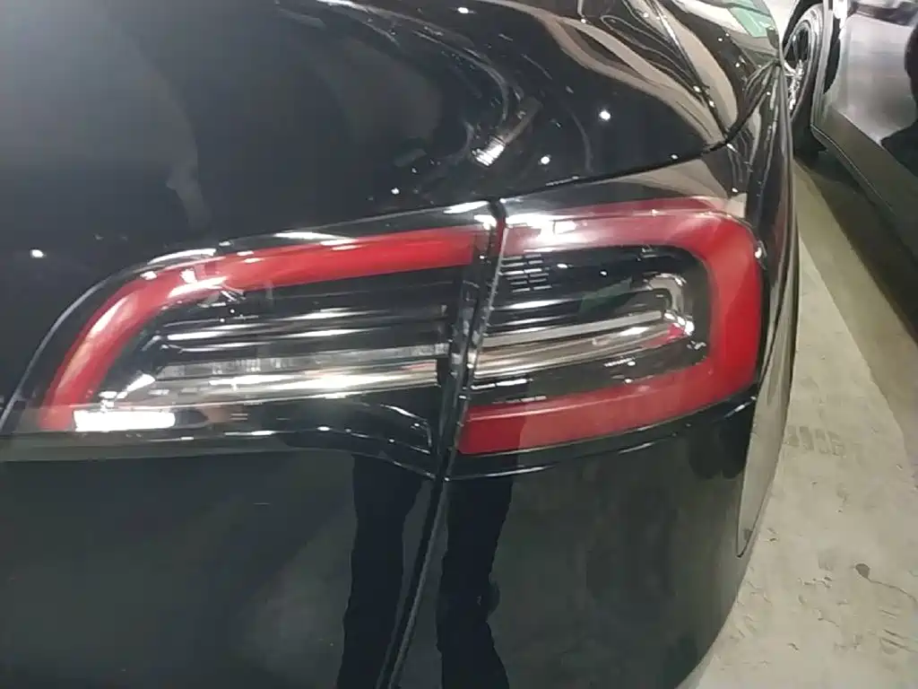 Tesla Model Y — миниатюра 8