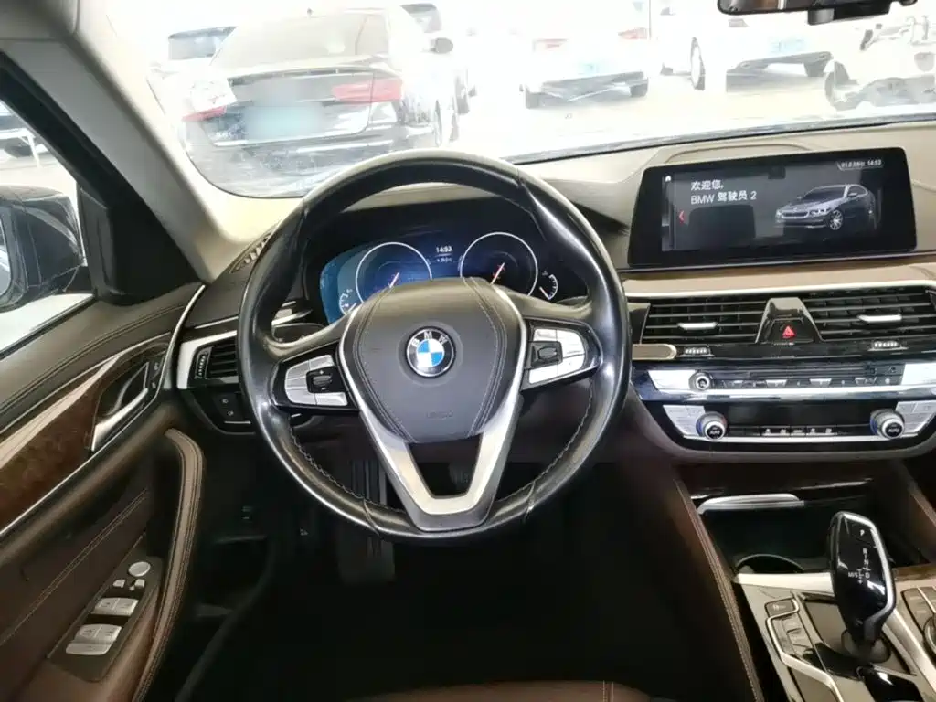 BMW 5 Series — миниатюра 11