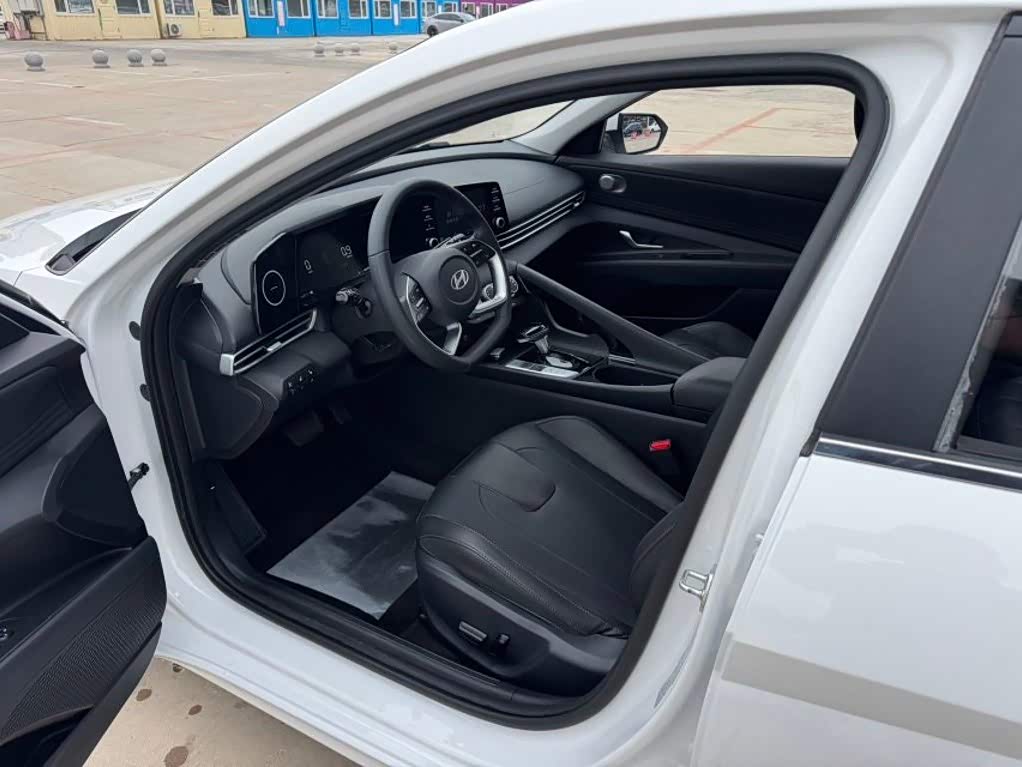 Hyundai Elantra 1.5 л 2024 г. Белый, пробег 27599 км