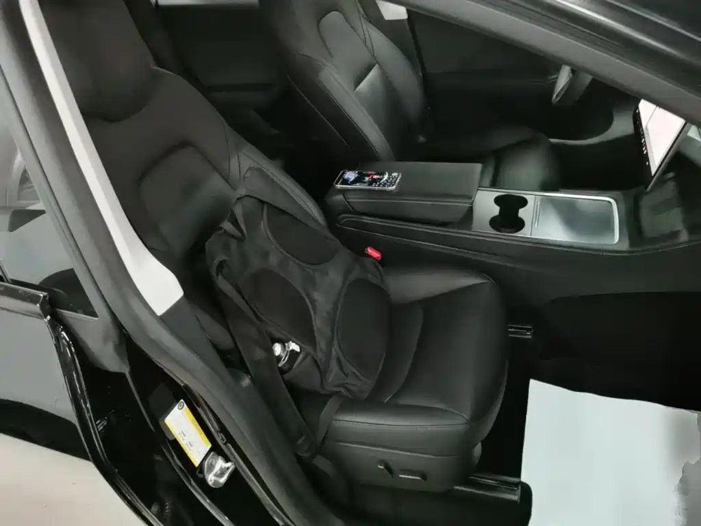 Tesla Model Y — миниатюра 25