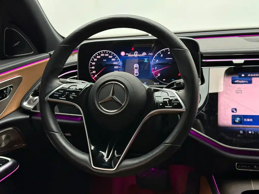 Mercedes-Benz E-Class — миниатюра 12
