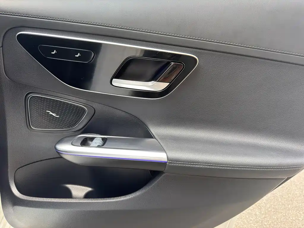 Mercedes-Benz C-Class — миниатюра 9