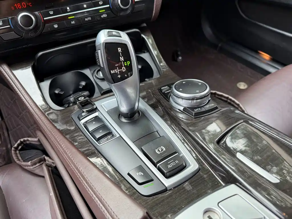 BMW 5 Series — миниатюра 9