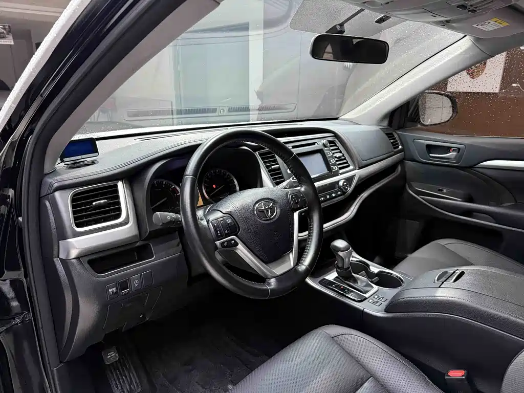 TOYOTA HIGHLANDER