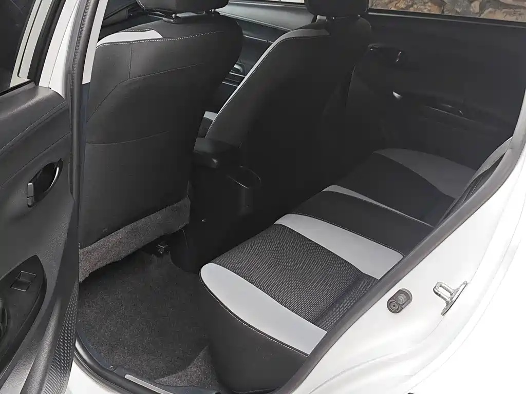 Toyota Yaris L — миниатюра 5