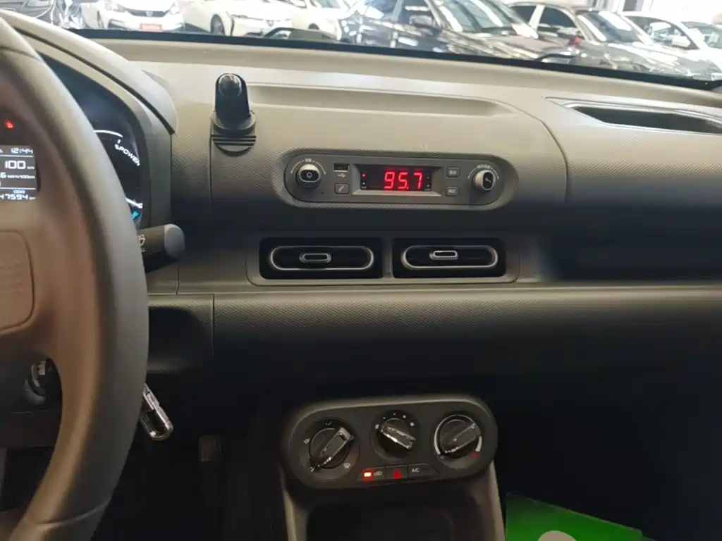 Wuling Hongguang EV — миниатюра 13