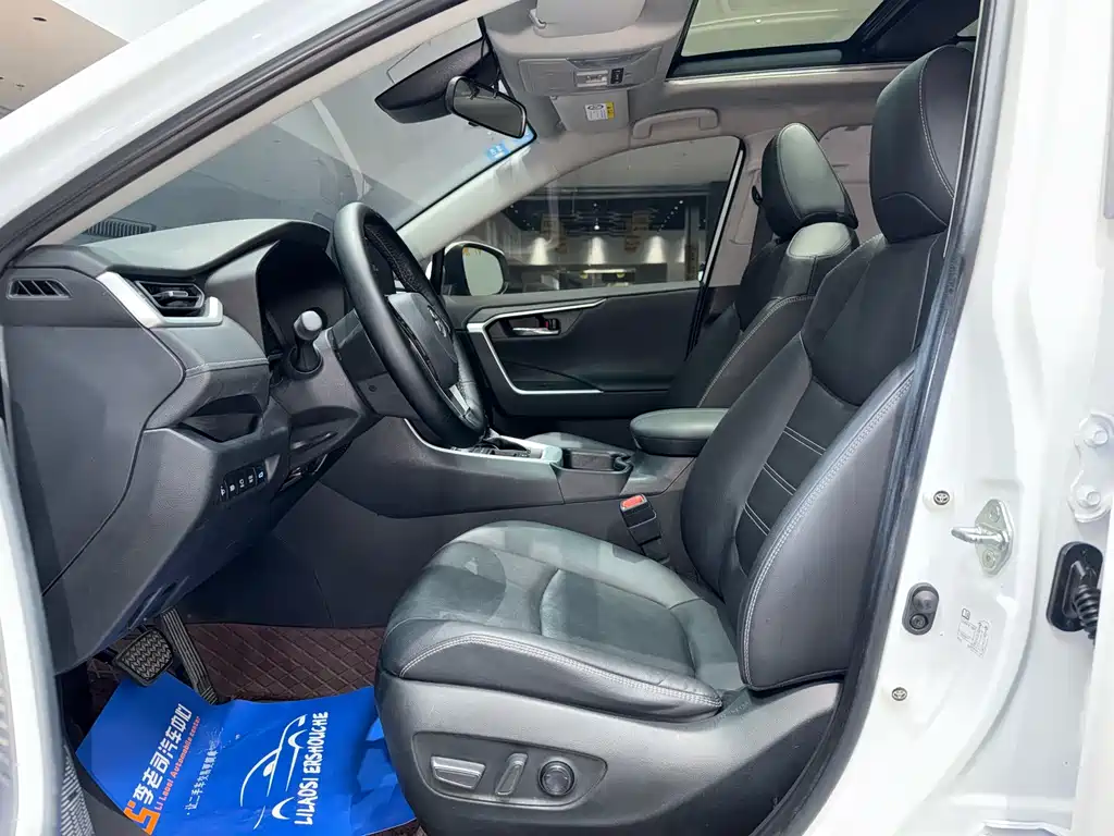 Toyota RAV4 — миниатюра 6