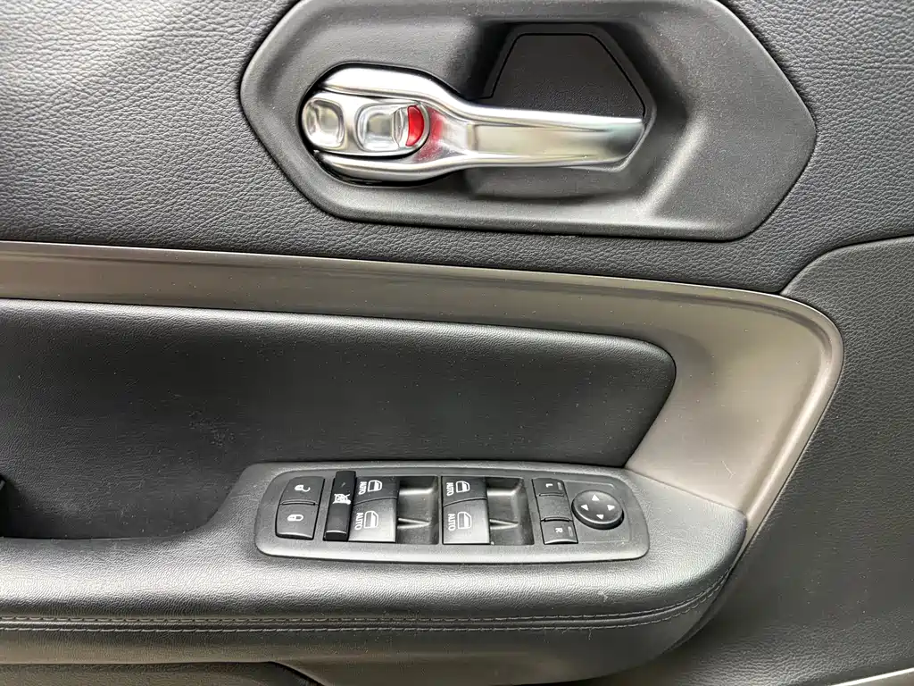 Jeep Commander — миниатюра 13