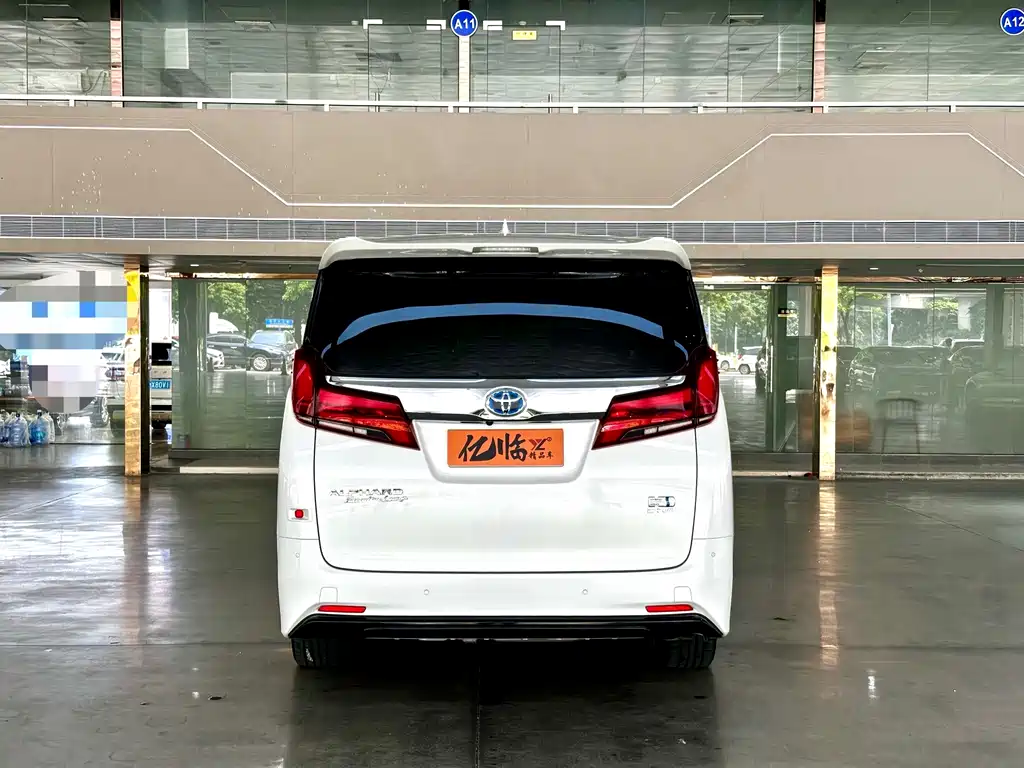 Toyota Alphard — миниатюра 17