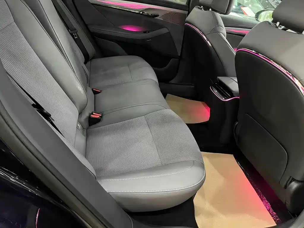 VOYAH LANTU CHASING LIGHT