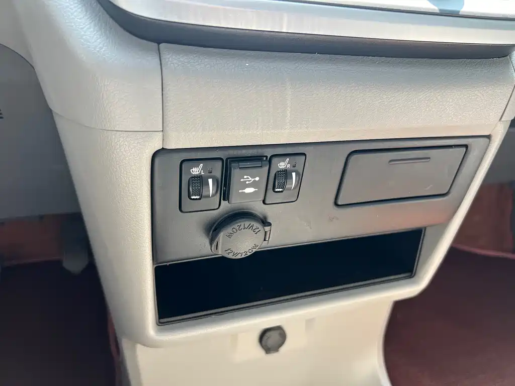 Toyota Sienna — миниатюра 14