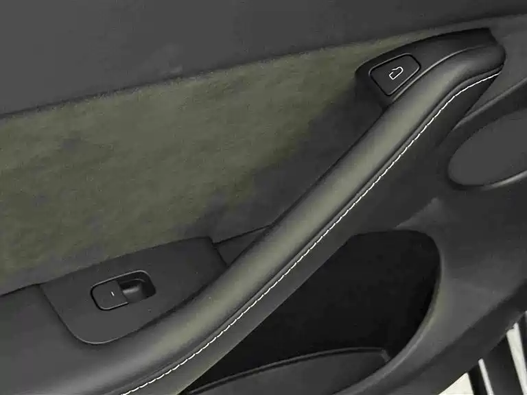 Tesla Model Y — миниатюра 9