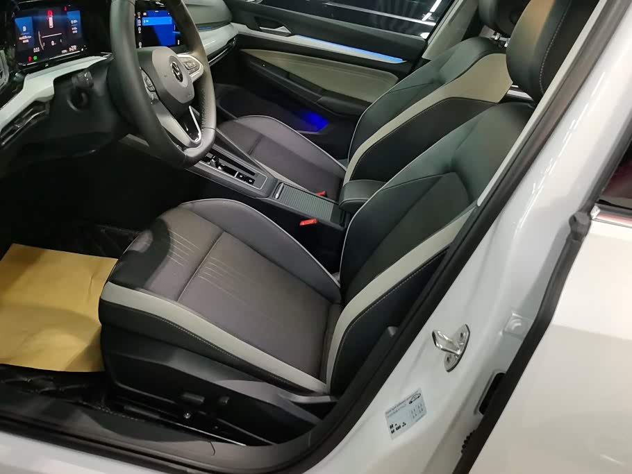 Volkswagen Golf 1.4 л 2024 г. Белый, пробег 17100 км