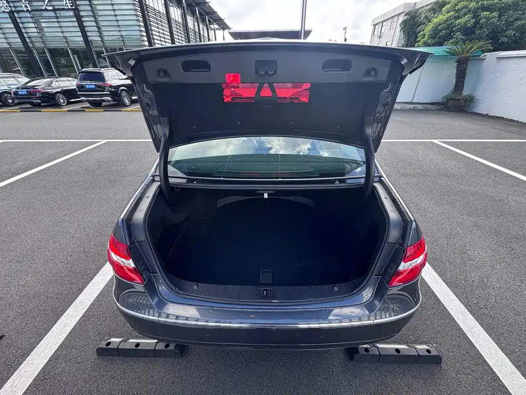 Mercedes-Benz E-Class — миниатюра 9