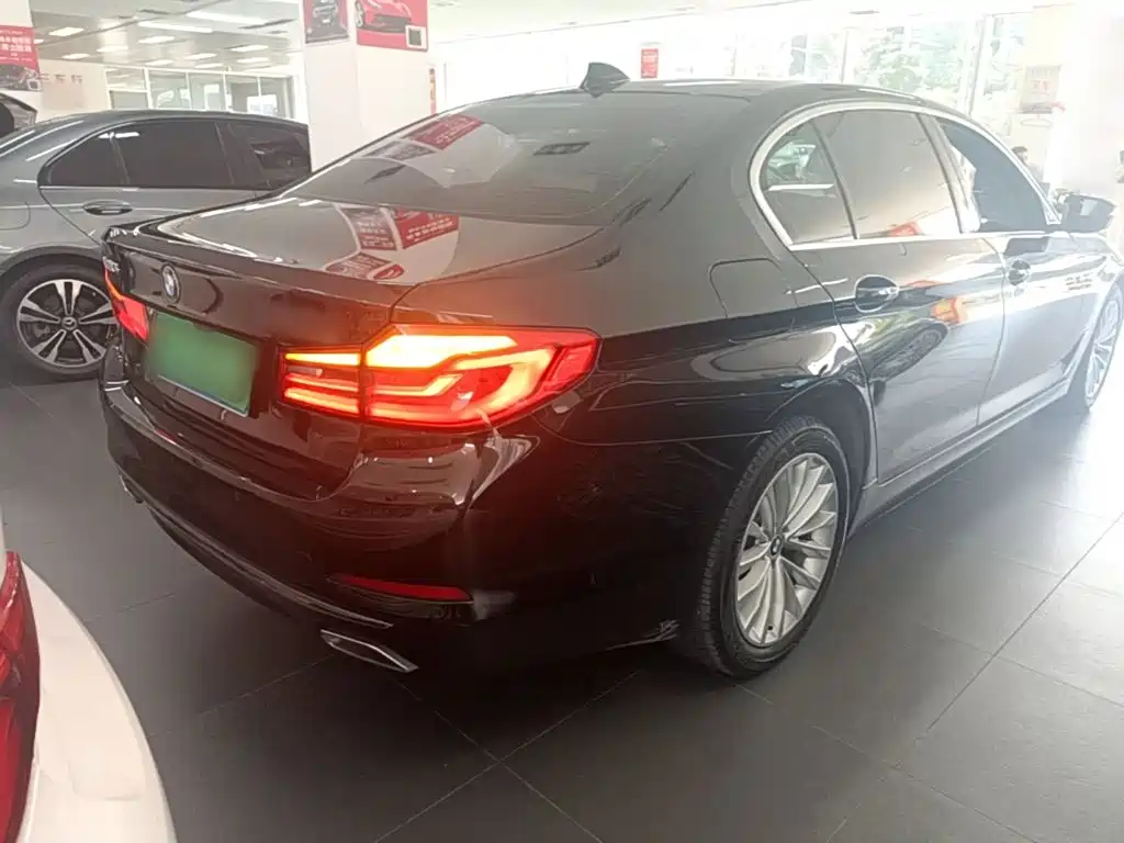BMW 5 Series — миниатюра 7