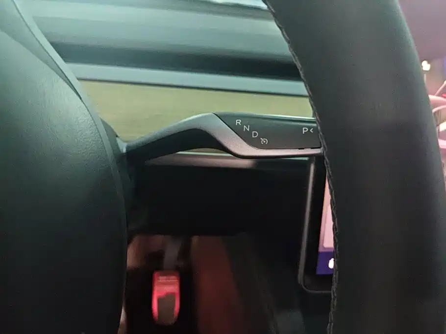 Tesla Model Y — миниатюра 16
