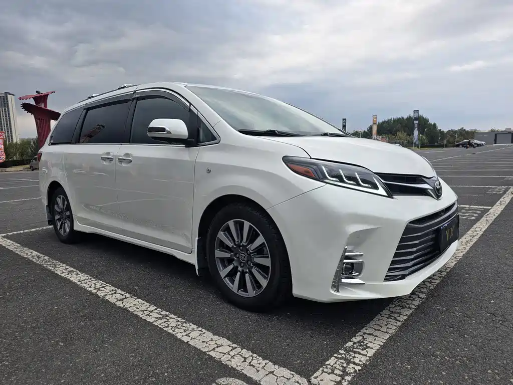 Toyota Sienna — миниатюра 3