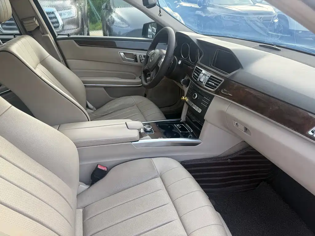 Mercedes-Benz E-Class — миниатюра 7