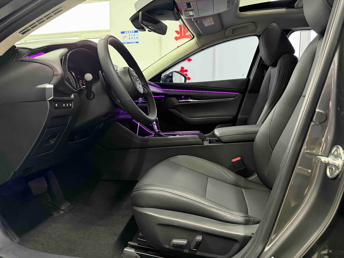 Mazda Mazda3 Axela 2.0 л 2023 г. Серебристо-серый, пробег 21000 км