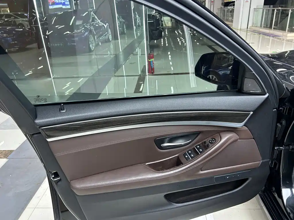 BMW 5 Series — миниатюра 7