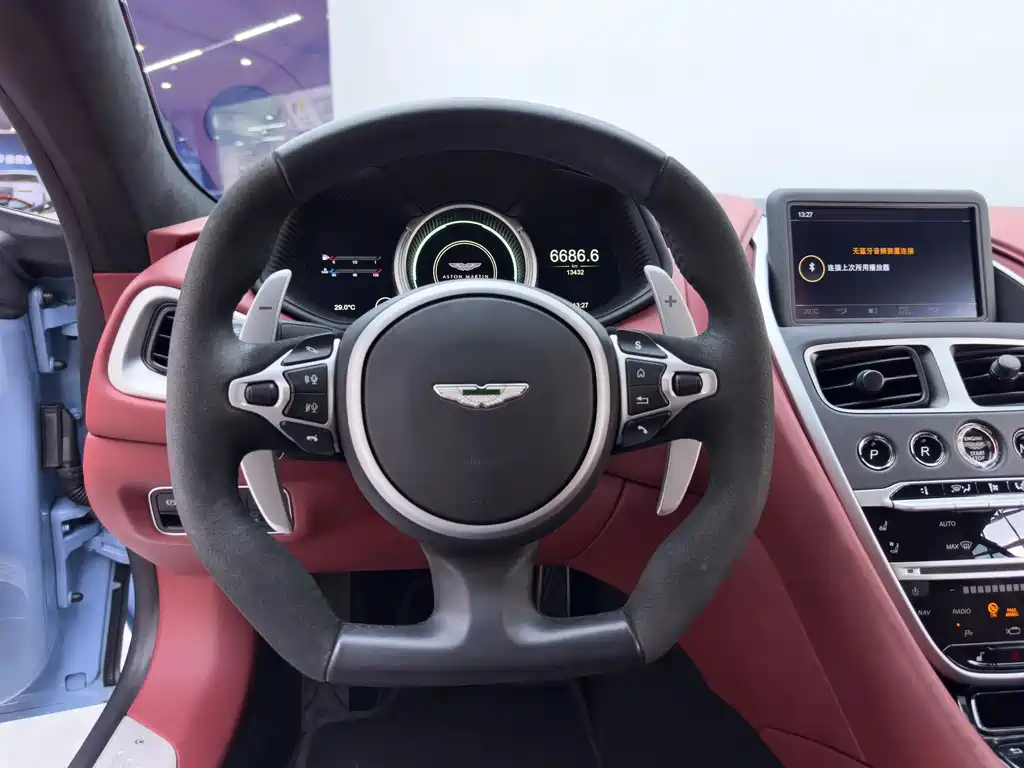 Aston Martin DB11 — миниатюра 18