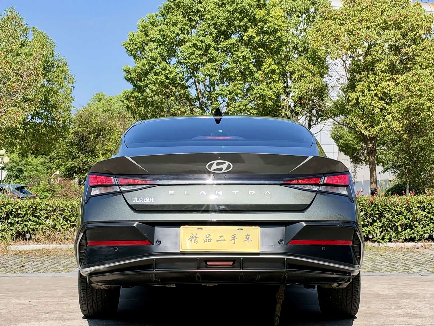 Hyundai Elantra 1.5 л 2023 г. Серебристо-серый, пробег 20000 км