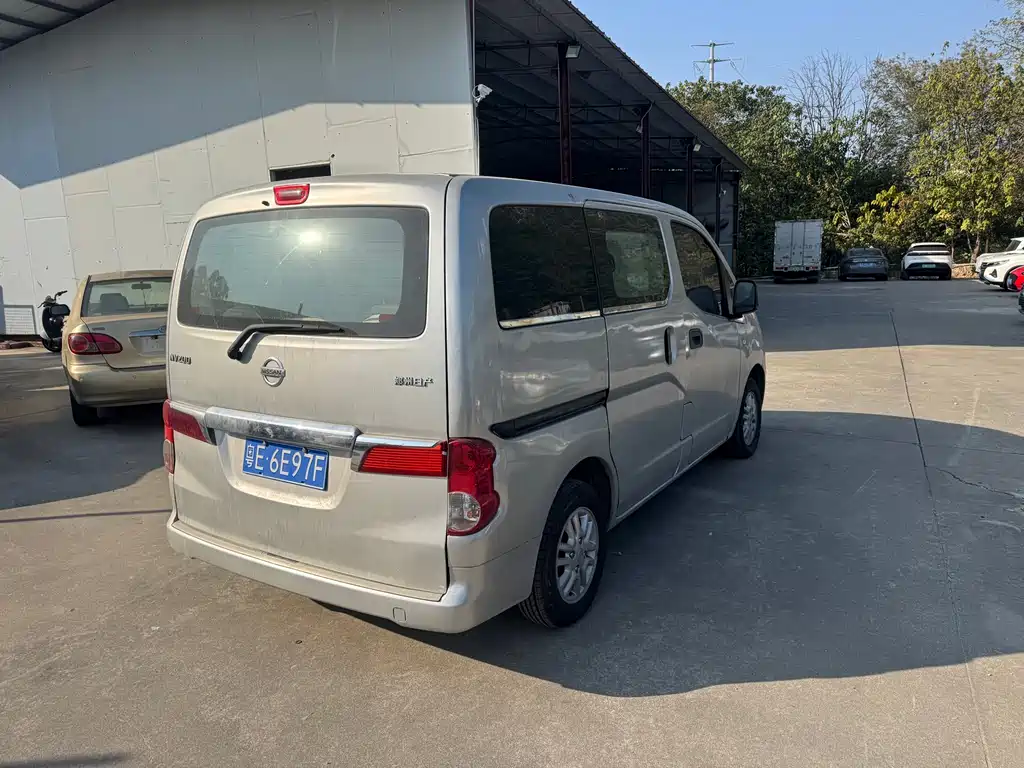 NISSAN NV200