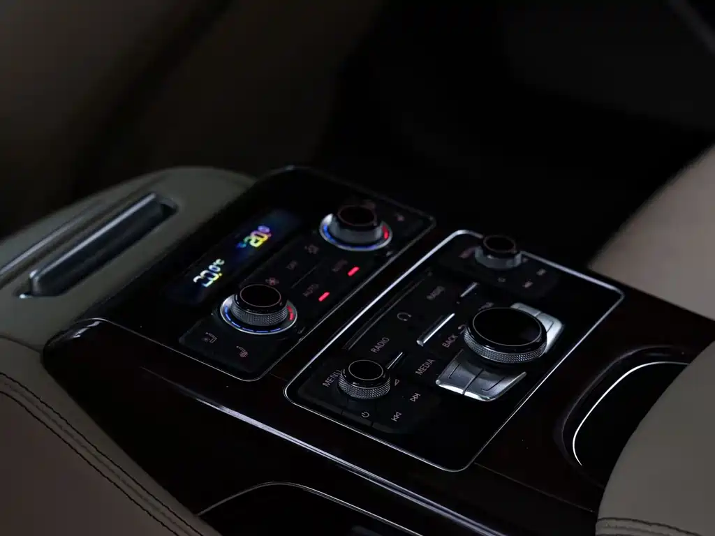 Audi A8 — миниатюра 4