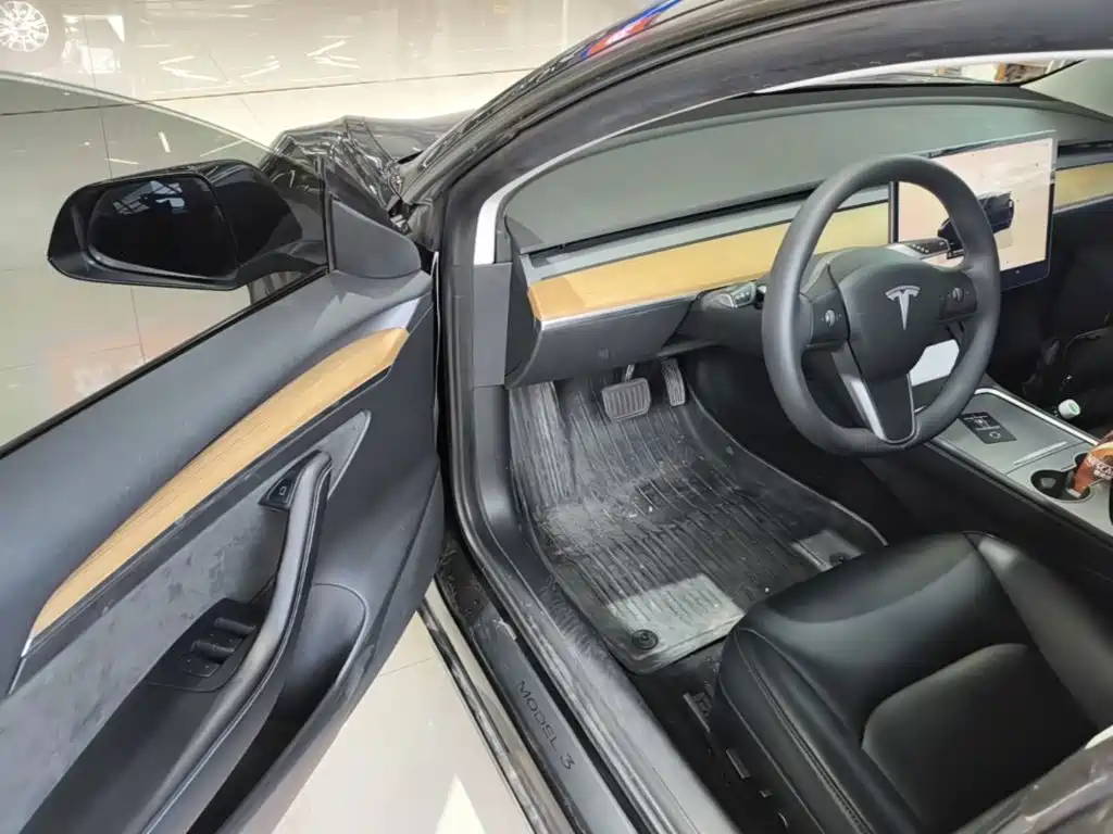 Tesla Model 3 — миниатюра 16
