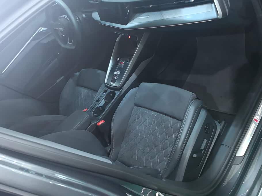 Audi A3 1.4 л 2024 г. Серебристо-серый, пробег 24100 км