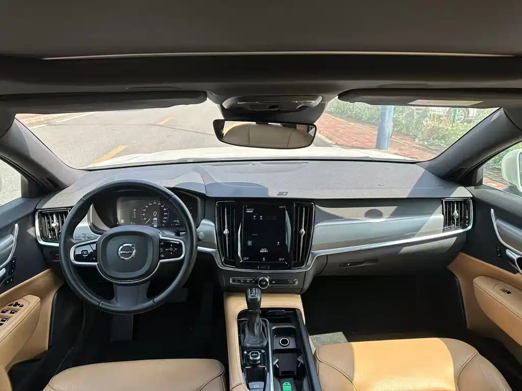 VOLVO S90