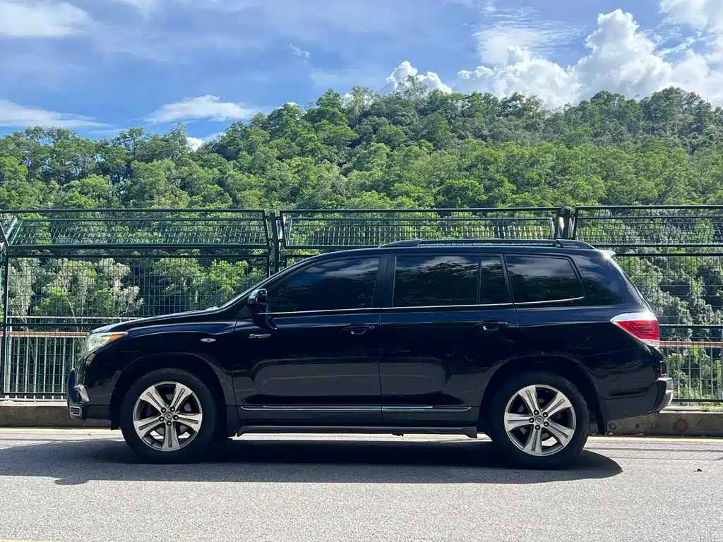 Toyota Highlander 2012 2.7L 7 мест Luxury