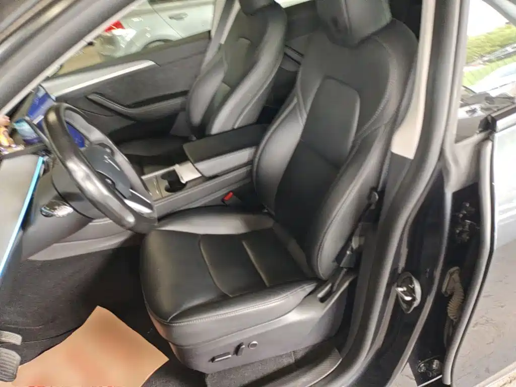 Tesla Model Y — миниатюра 15