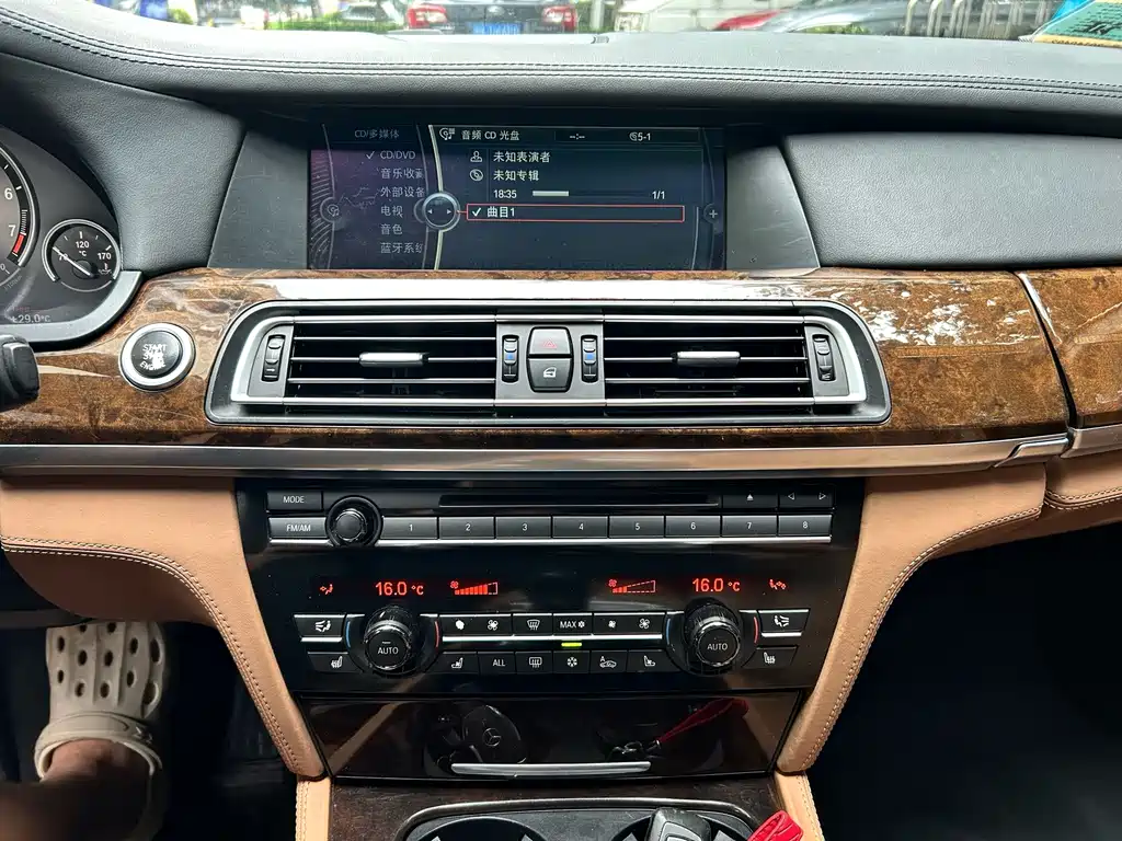 BMW 7 Series — миниатюра 10