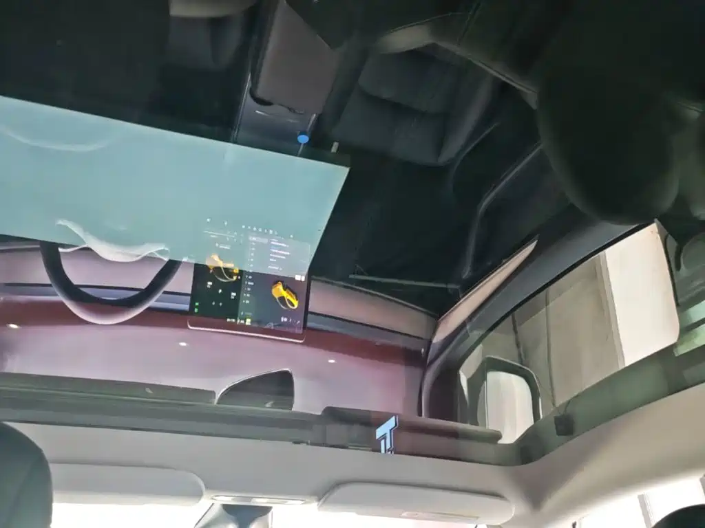 Tesla Model Y — миниатюра 18